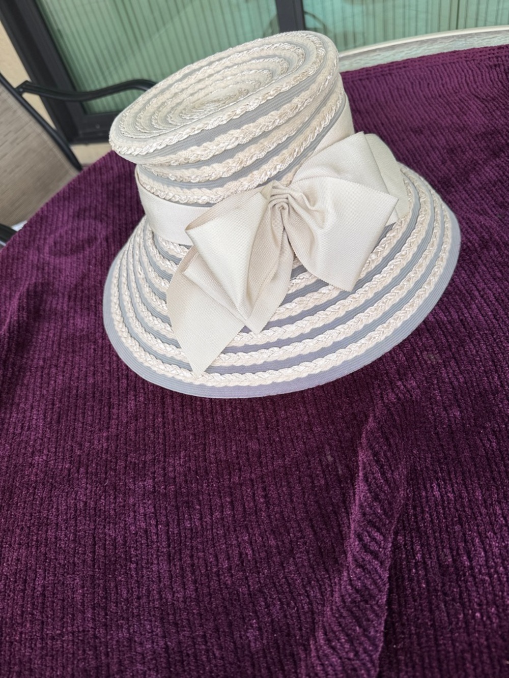 Elegant Cream Straw Hat with Decorative Bow. Gorgeous nw out tags hat